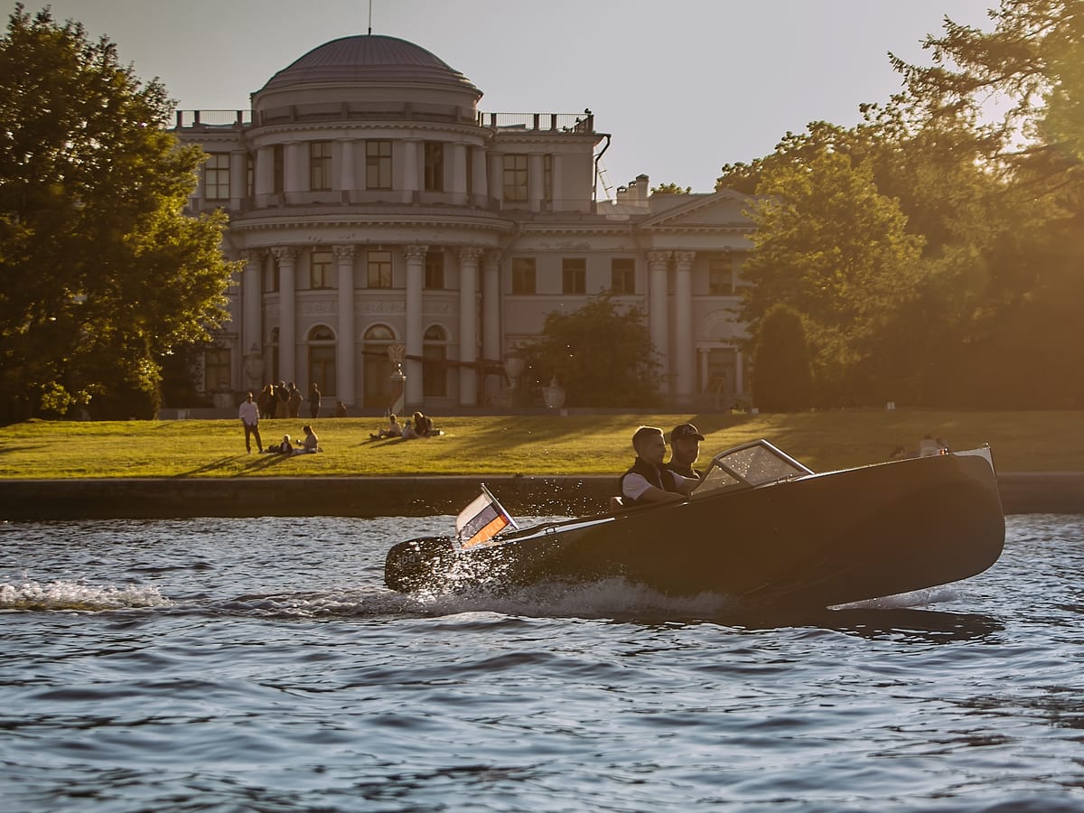 Электрокатер Privé 4.0 Electric у причала на рассвете